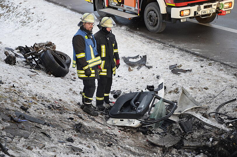 Völlig demoliert blieb der Wagen auf der Autobahn liegen.