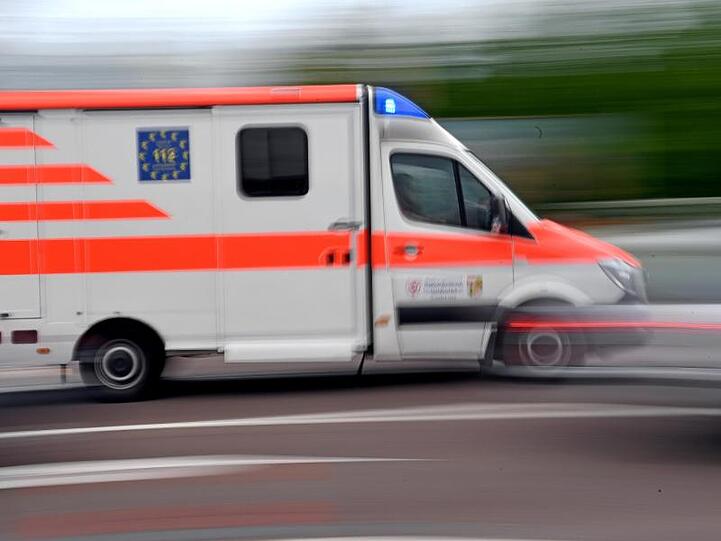 Ein Krankenwagen fährt mit Blaulicht über eine Straße. Foto: Hendrik Schmidt/Archivbild