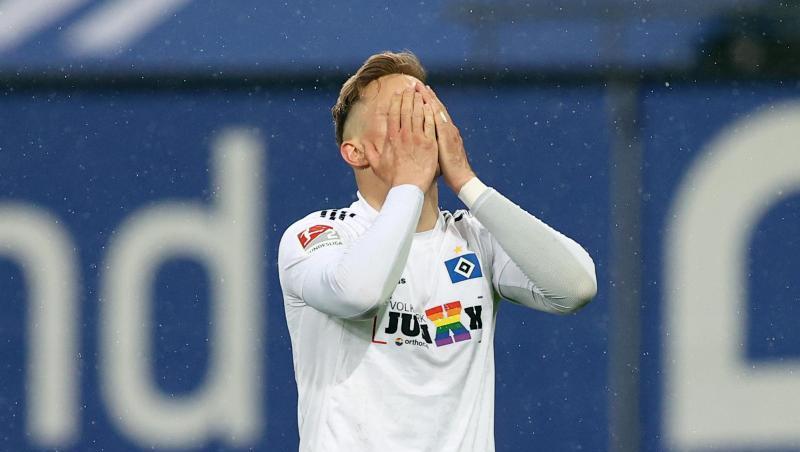 Hamburgs Sonny Kittel hadert mit einer verpassten Torchance gegen den KSC.