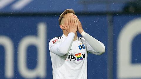 Hamburgs Sonny Kittel hadert mit einer verpassten Torchance gegen den KSC.