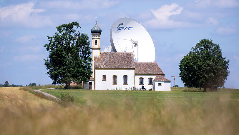 Die Wallfahrtskapelle Sankt Johann und dahinter die Parabolantennen der Erdfunkstelle Raisting. Die Wallfahrtskapelle Sankt Johann und dahinter die Parabolantennen der Erdfunkstelle Raisting.