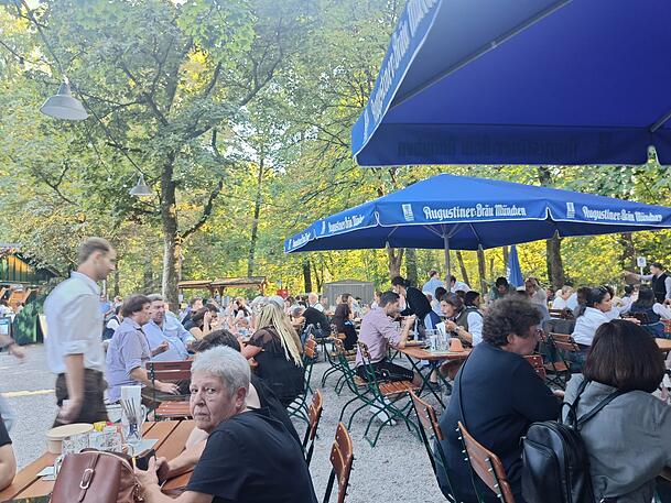 Im Wirtshaus am Bavariapark geht es entspannter zu als auf der Wiesn.