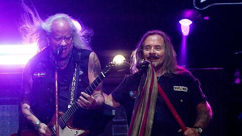 Rickey Medlocke (links) mit Johnny Van Zandt im Tollwood-Zelt.