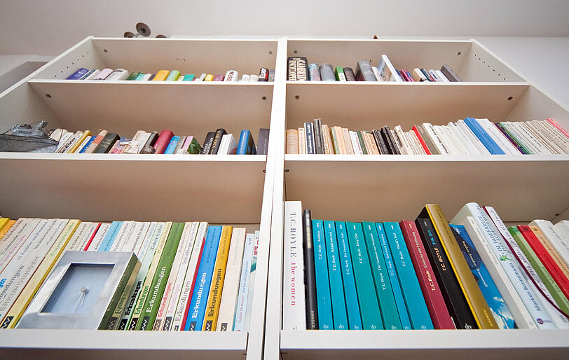 Die Privatbibliothek in der Wohnung oder im eigenen Haus sollte platzsparend, funktionell und zugleich als Blickfang präsentiert werden.