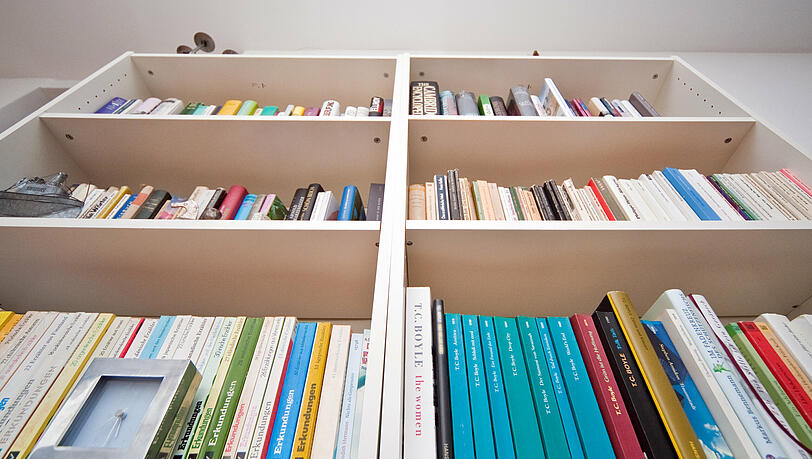 Die Privatbibliothek in der Wohnung oder im eigenen Haus sollte platzsparend, funktionell und zugleich als Blickfang präsentiert werden. Die Privatbibliothek in der Wohnung oder im eigenen Haus sollte platzsparend, funktionell und zugleich als Blickfang präsentiert werden.