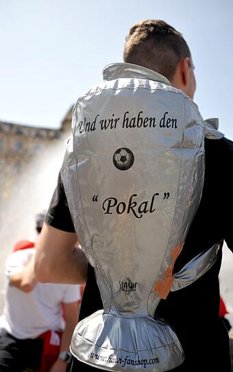 Aufblasbar als Rucksack - dieser Fan ist bereit, sich den Pokal nach Hause zu holen.