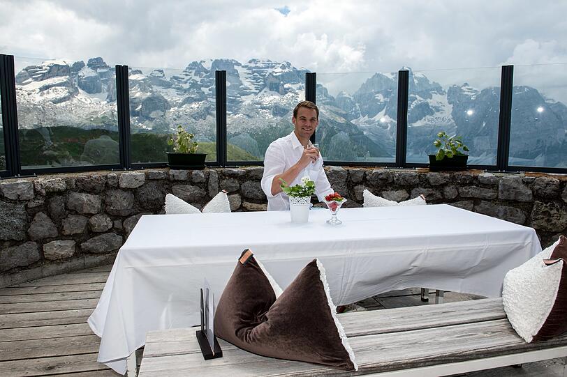 Manuel Neuer in den Bergen: Er nutzt den trainingsfreien Montagvormittag und lässt sich im schönen Bergpanorama ablichten.