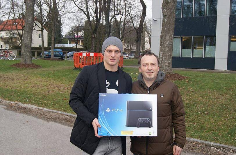 Toni Kroos (l.) vom FC Bayern München bekommt seine Playstation 4 überreicht.
