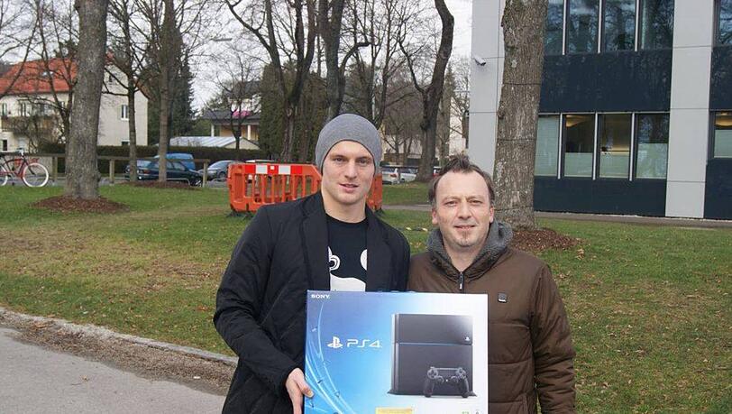 Toni Kroos (l.) vom FC Bayern München bekommt seine Playstation 4 überreicht. Toni Kroos (l.) vom FC Bayern München bekommt seine Playstation 4 überreicht.