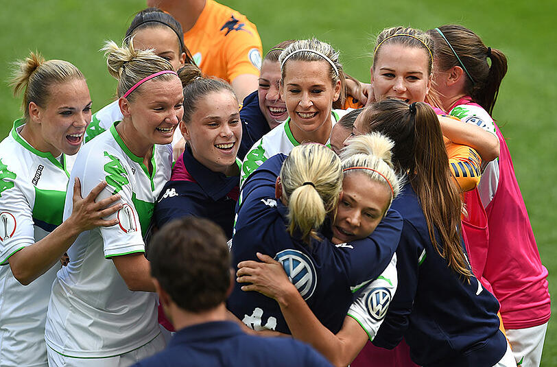 Die Spielerinnen des VfL Wolfsburg feiern den Führungstreffer zum 1:0.
