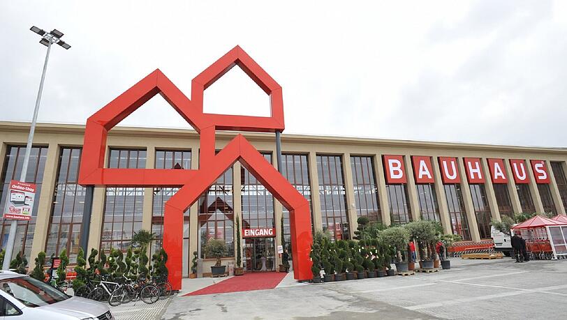 Die Ausmaße des alten Gebäudes lassen sich bereits an der Außenfassade vom neuen BAUHAUS erkennen. Die Ausmaße des alten Gebäudes lassen sich bereits an der Außenfassade vom neuen BAUHAUS erkennen.