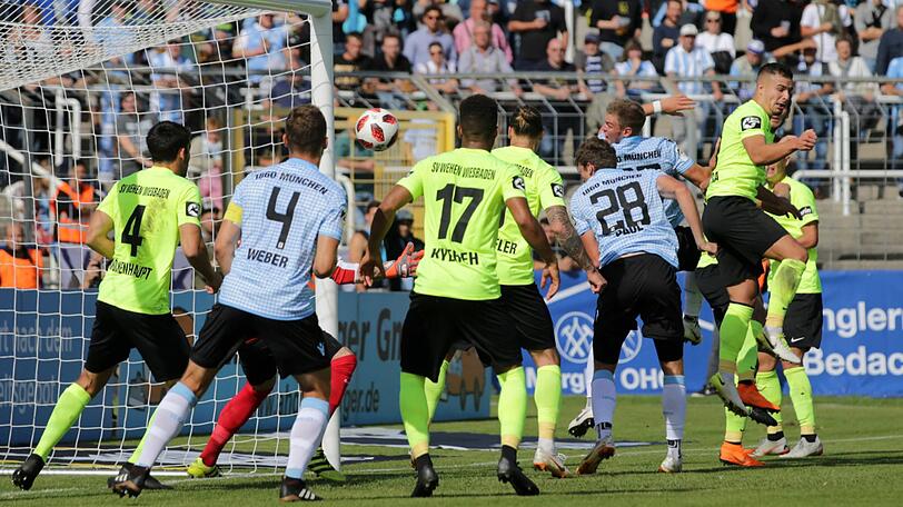 Nutzte eine Unachtsamkeit in Wehen Wiesbadens Hintermannschaft zum 1:0:Herbert Paul (r.), Rechtsverteidiger des TSV 1860.