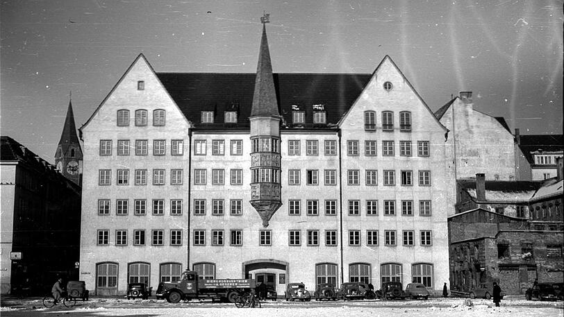 Dieses Haus am Oberanger ist 1950 komplett neu erbaut (und inzwischen längst abgerissen) worden. Hinten: die Allerheiligenkirche am Kreuz.
