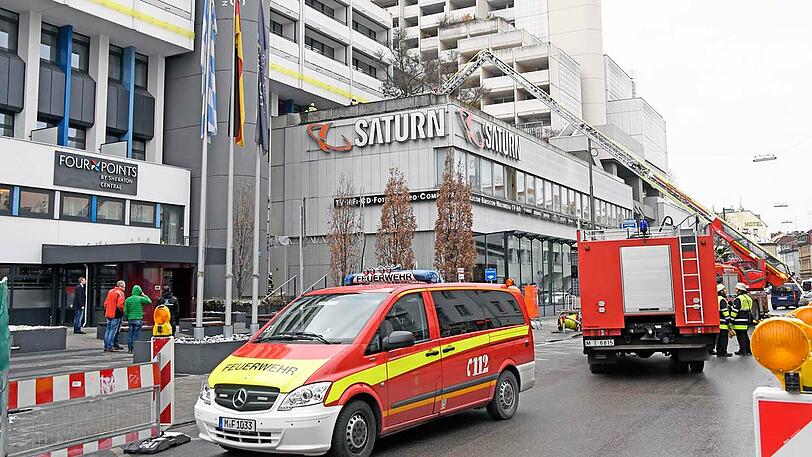 Nur zwölf Stunden nach dem ersten Brand, musste die Feuerwehr erneut zum Hotel in der Schwanthalerstraße ausrücken. Die Bilder vom Einsatz am Freitagmittag.