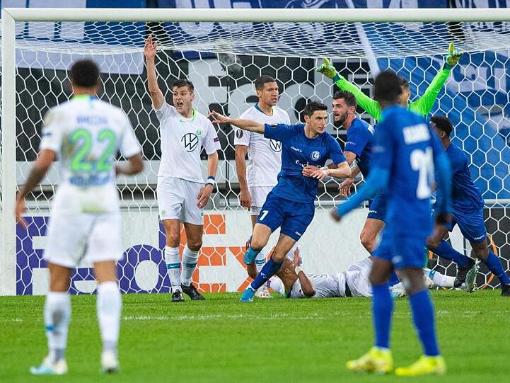 Gents Roman Yaremchuk (4.v.l.) sorgte kurz vor Schluss für das 2:2 gegen den VfL Wolfsburg.
