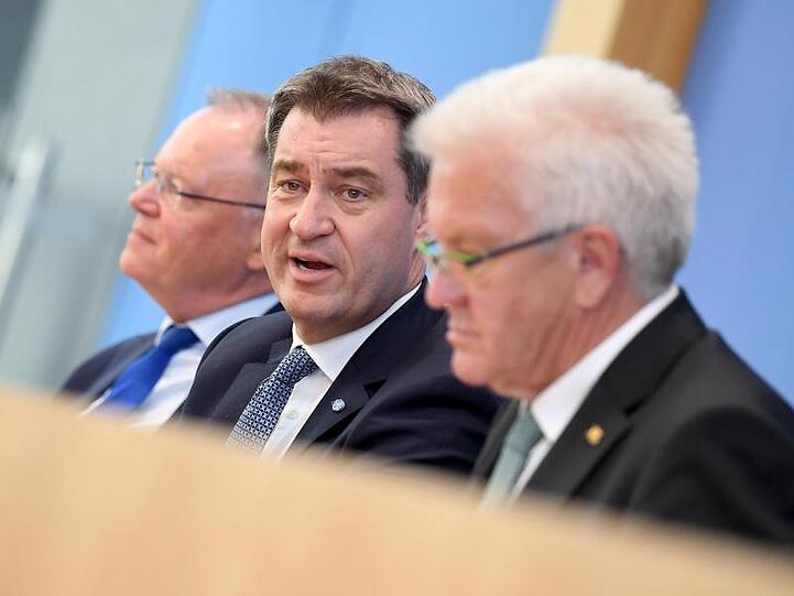 Stephan Weil, Markus Söder und Winfried Kretschmann geben eine Pressekonferenz zu der Zukunft der Automobilindustrie.