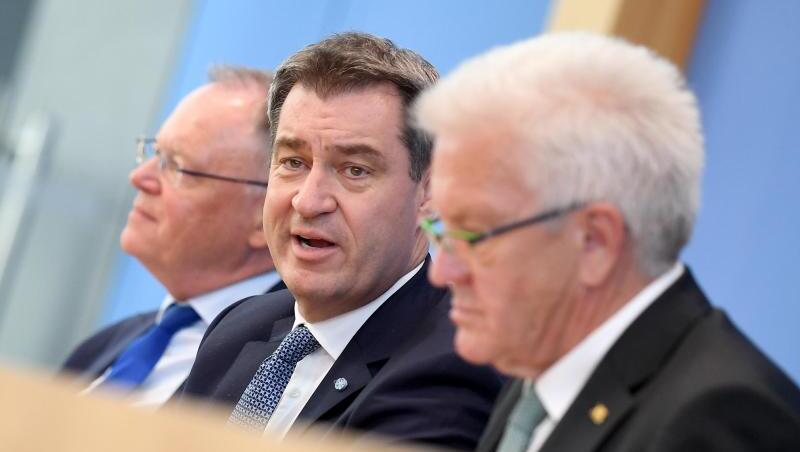Stephan Weil, Markus Söder und Winfried Kretschmann geben eine Pressekonferenz zu der Zukunft der Automobilindustrie. Stephan Weil, Markus Söder und Winfried Kretschmann geben eine Pressekonferenz zu der Zukunft der Automobilindustrie.