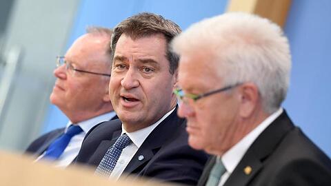Stephan Weil, Markus Söder und Winfried Kretschmann geben eine Pressekonferenz zu der Zukunft der Automobilindustrie.