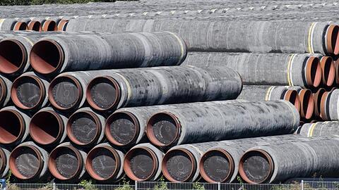 Rohre für die Ostsee-Gaspipeline Nord Stream 2 werden auf dem Gelände des Hafens Mukran bei Sassnitz auf der Insel Rügen gelagert.