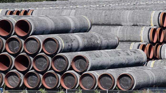 Rohre für die Ostsee-Gaspipeline Nord Stream 2 werden auf dem Gelände des Hafens Mukran bei Sassnitz auf der Insel Rügen gelagert.