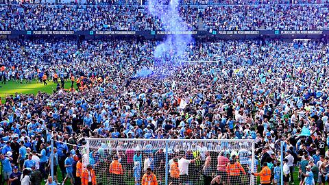 Tausende Fans stürmten nach dem Abpfiff das Spielfeld.