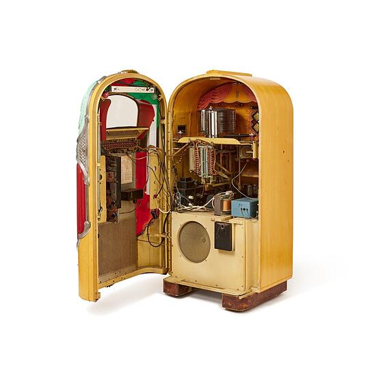 Da ist Musik drin: Udo Jürgens' amerikanische Rock-Ola-Jukebox  (Modell 1428 "Magic Glo") aus den 1940er Jahren kommt unter den Hammer. Sie enthält Songs, wie Jailhouse Rock, Bohemian Rhapsody und Tears on my Pillow. Die Versteigerung beginnt bei 1 Euro. Die Jukebox hat einen Schätzwert von 1500 bis 2500 Euro.