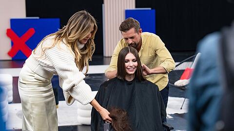 Klaas Heufer-Umlauf greift bei "Germany's next Topmodel" zur Schere.