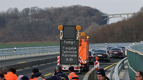 Nur ein Wort: "Fertig!" steht auf dem Verkehrsschild auf der Rahmedetalbr&uuml;cke.