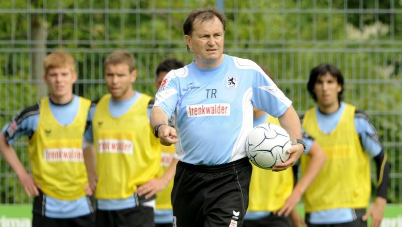 Ewald Lienen gibt gerne die Richtung vor. Ewald Lienen gibt gerne die Richtung vor.