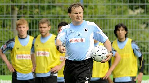 Ewald Lienen gibt gerne die Richtung vor.
