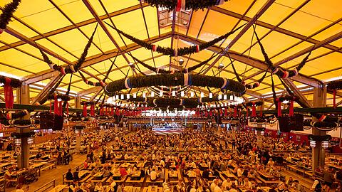 Die Festhalle Schottenhamel auf dem M&uuml;nchner Oktoberfest. (Archivbild)