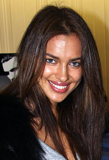 Irina Shayk macht auch auf dem Laufsteg eine sexy Figur. Hier präsentiert sie Mode des türkischen Labels  Damat&Tween.