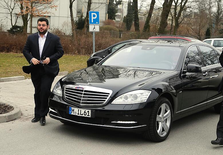 Kommt in der schwarzen Mercedes-S-Klasse: Löwen-Investor Hasan Ismaik an der Grünwalder Straße