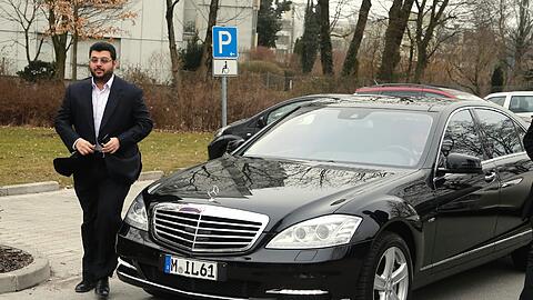 Kommt in der schwarzen Mercedes-S-Klasse: Löwen-Investor Hasan Ismaik an der Grünwalder Straße