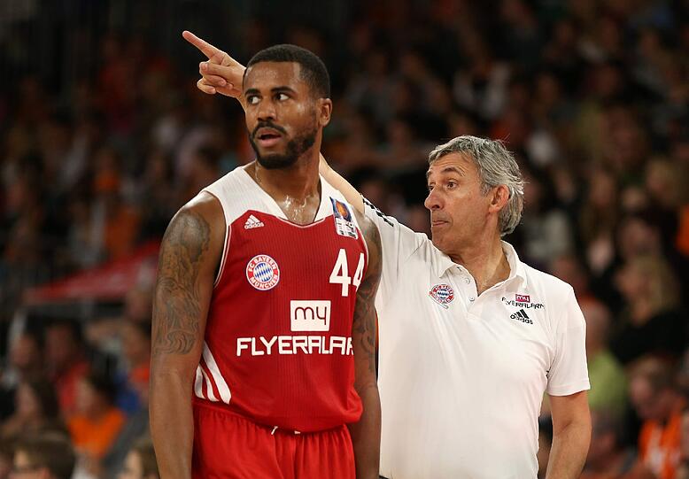 Bryce Taylor und Bayern-Coach Svetislav Pesic.