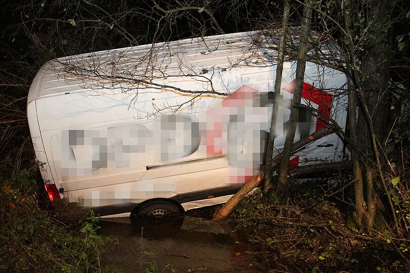 Abflug in den Bach: Nach einem Ausweichmanöver landete der Fahrer eines VW-Transporters im Bach.