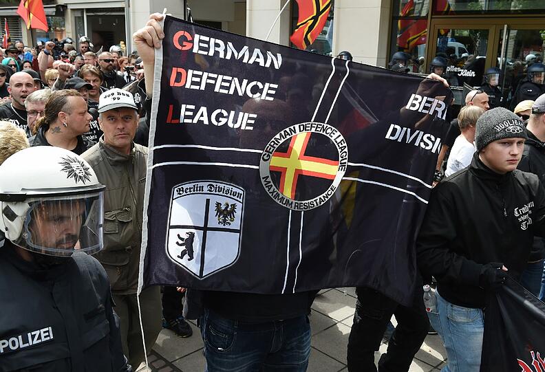 Rechtsextreme und Hooligans ziehen begleitet von Polizeieinheiten durch die Innenstadt von Frankfurt am Main. Unter dem Namen «Widerstand Ost/West» hat ein neuer Zusammenschluss von Nationalisten, Islamgegnern und Hooligans zu einer bundesweiten Kundgebung in Frankfurt aufgerufen.