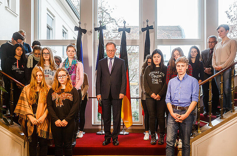 Der niedersächsische Ministerpräsident Stephan Weil (SPD) nimmt in Hannover zusammen mit einer Klasse der Wilhelm-Raabe-Schule an der europaweiten Schweigeminute für die Opfer der Terroranschläge in Paris teil.