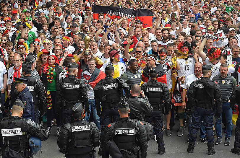 TOPS - Sicherheit: Die Angst vor Terroranschlägen trieb vor dem Turnier die Sicherheitsbehörden um. In Zusammenarbeit mit der UEFA haben sie das Turnier aber bisher zu einer sehr sicheren Veranstaltung gemacht. Das hohe Polizeiaufkommen an öffentlichen Plätzen sowie aufwendige Kontrollen an Stadien und Fanzonen scheinen sich ausgezahlt zu haben. Besondere Vorfälle habe es laut UEFA nicht gegeben. Das Risikoniveau bleibt bis zum Ende des Turniers hoch.