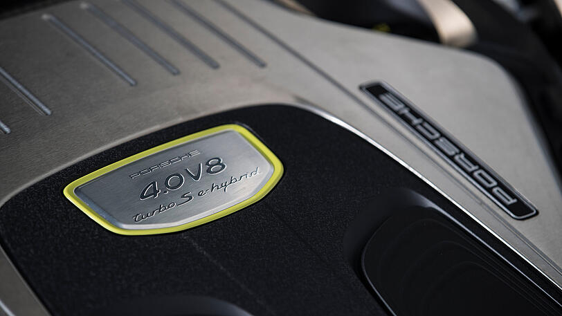 Die Plakette zeigt die wichtigsten Daten: Vierliter-V8 plus Elektroantrieb - und das ergibt unterm Strich 680 PS.