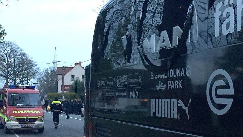 Der BVB-Bus wurde nach Vereinsangaben an zwei Stellen beschädigt. Auf Bildern war zu erkennen, dass die hinterste Scheibe auf der rechten Seite zersplittert war.