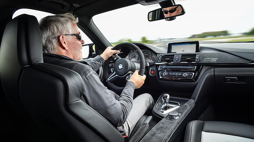 Wieso soll denn Arbeit keinen Spaß machen? mid-Autor Rudolf Huber bei der Probefahrt mit dem M3 CS.