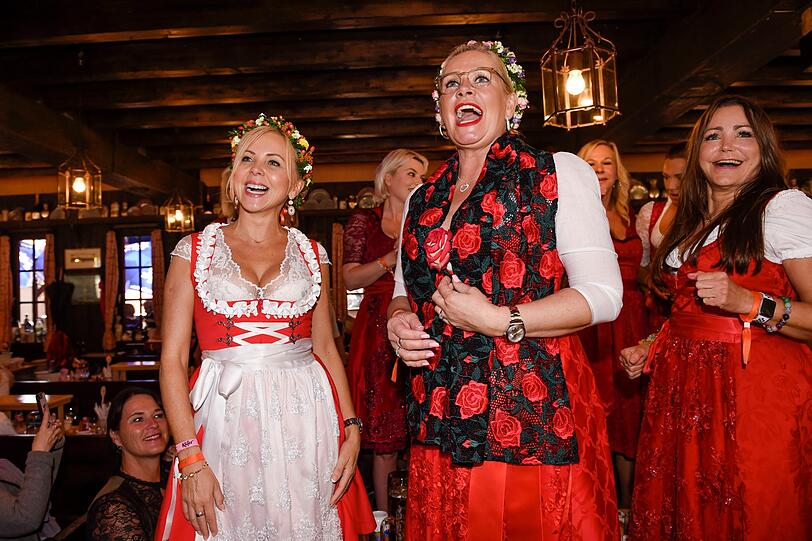 Die VIP-Ladies in Rot auf der Red Damen Wiesn sammeln Geld für den guten Zweck.