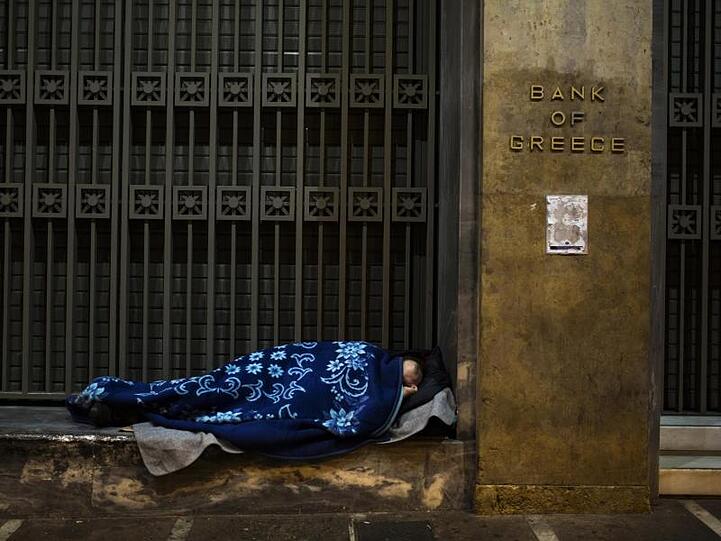 Ein Obdachloser hat sich vor der Bank von Griechenland in Athen zum Schlafen gelegt.