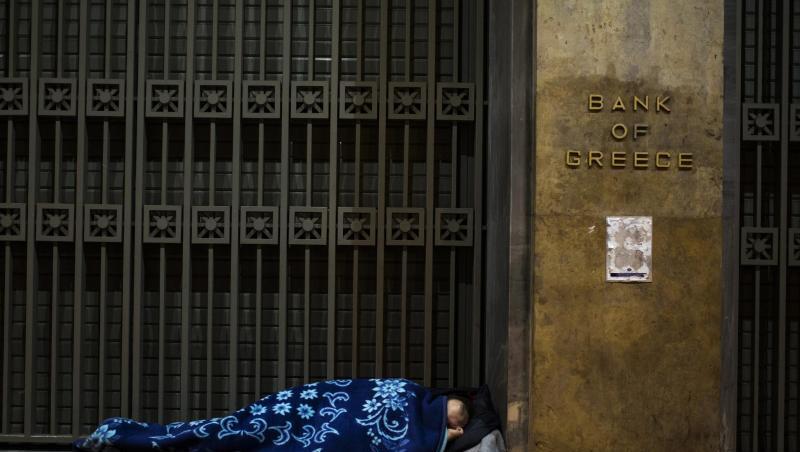 Ein Obdachloser hat sich vor der Bank von Griechenland in Athen zum Schlafen gelegt.