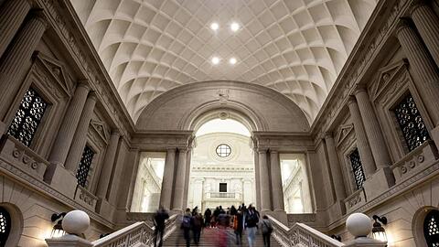 Die Haupttreppenhalle der Staatsbibliothek Unter den Linden.