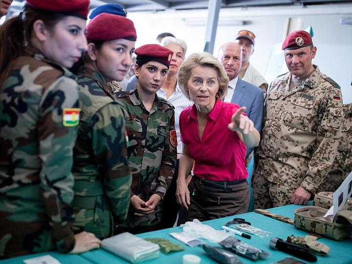 Verteidigungsministerin Ursula von der Leyen (M) bei einem Besuch im Logistiklager M4-Ausbildungs- und Lehrwerkstatt in Erbil im September 2018.