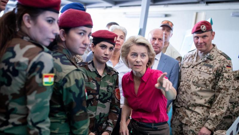 Verteidigungsministerin Ursula von der Leyen (M) bei einem Besuch im Logistiklager M4-Ausbildungs- und Lehrwerkstatt in Erbil im September 2018. Verteidigungsministerin Ursula von der Leyen (M) bei einem Besuch im Logistiklager M4-Ausbildungs- und Lehrwerkstatt in Erbil im September 2018.