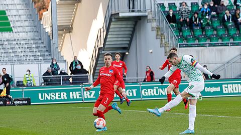 Der Fürther Branimir Hrgota (r) trifft in der ersten Minute des Spiels zum 1:0.