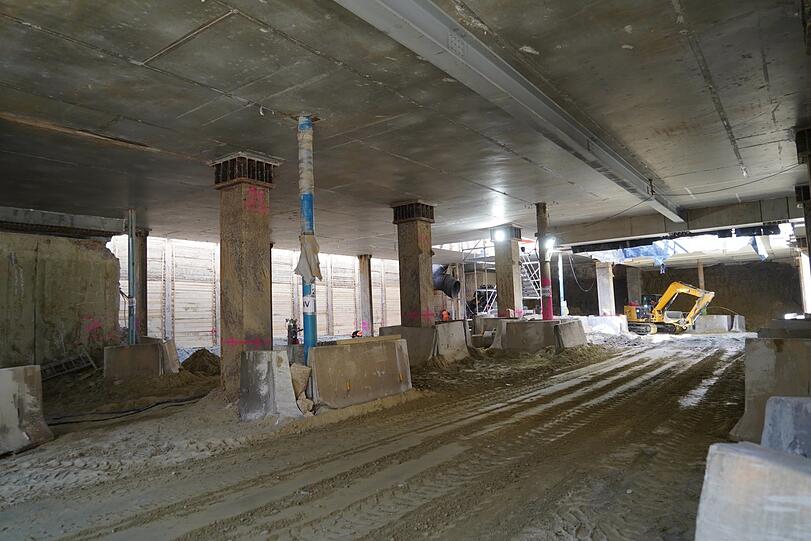 Aktuell wird das erste Untergeschoss ausgehoben. Noch zwei Meter bis zur nächsten Ebene, dann wird die nächste Betondecke gegossen.